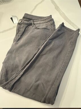 Venezia Skinny Grey Jeans. NWT. Size 20. Cotton Blend.